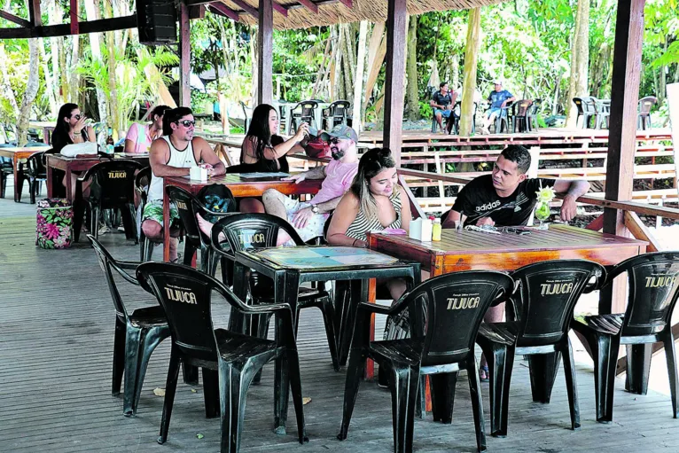 Restaurantes com mesas distanciadas buscam dar mais segurança aos clientes