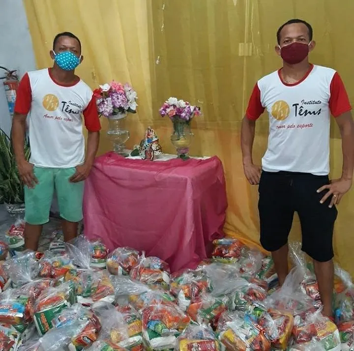 Doação às famílias do projeto, em bairros da periferia de Belém.