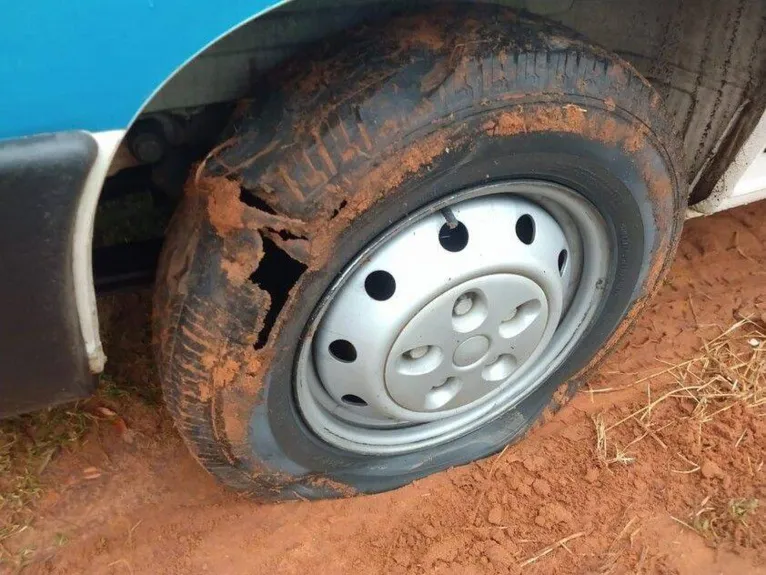 As rodas da ambulância estouraram após o paciente furtar o veículo