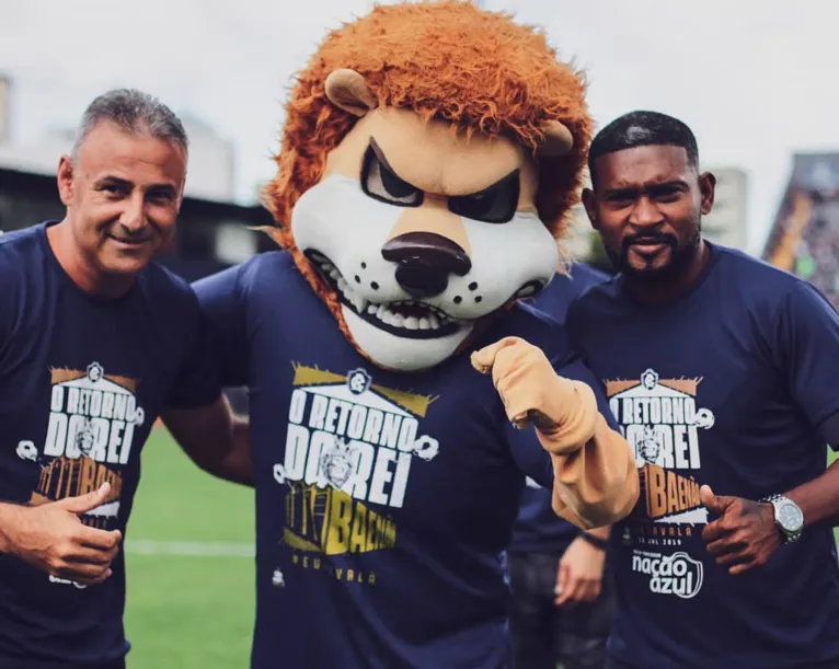 Ex-jogadores Rafael Oliveira E Landu ao lado do mascote Leão Malino