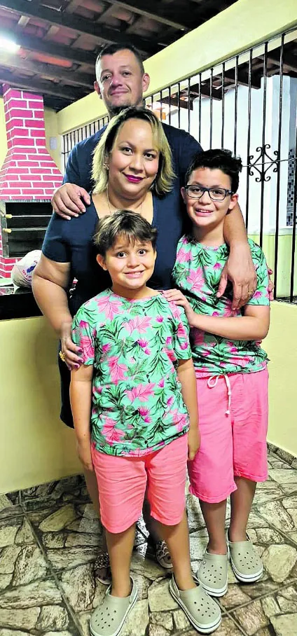 Kelly com o marido tenta manter os filhos em isolamento, mas com atividades para amenizar o estresse.