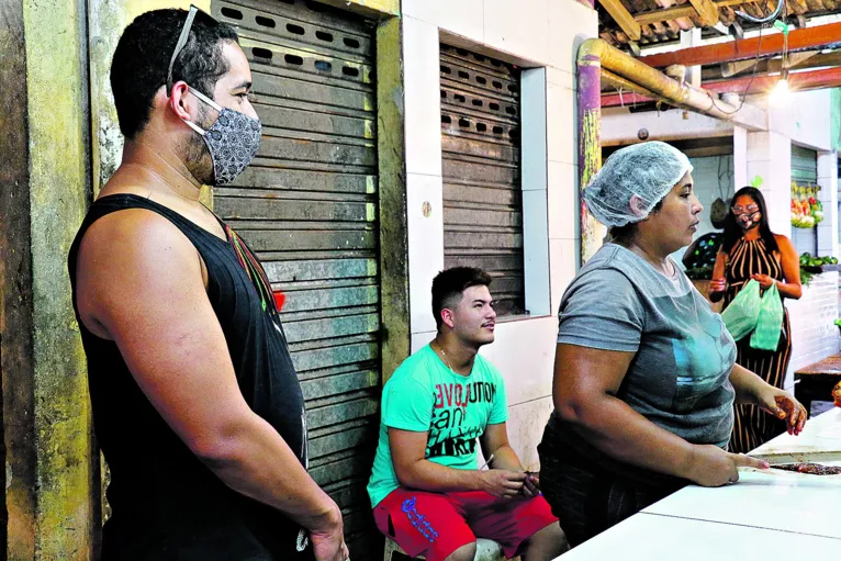Nas feiras visitadas, o mesmo cenário de falta de máscaras e pessoas caminhando próximas

