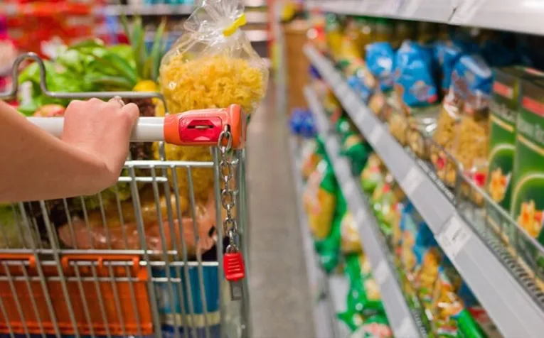 Produtos nacionais e importados também estão presentes nas prateleiras dos supermercados Formosa
