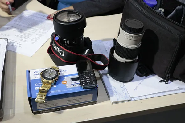 Equipamentos e pertences que haviam sido roubados pelos criminosos.