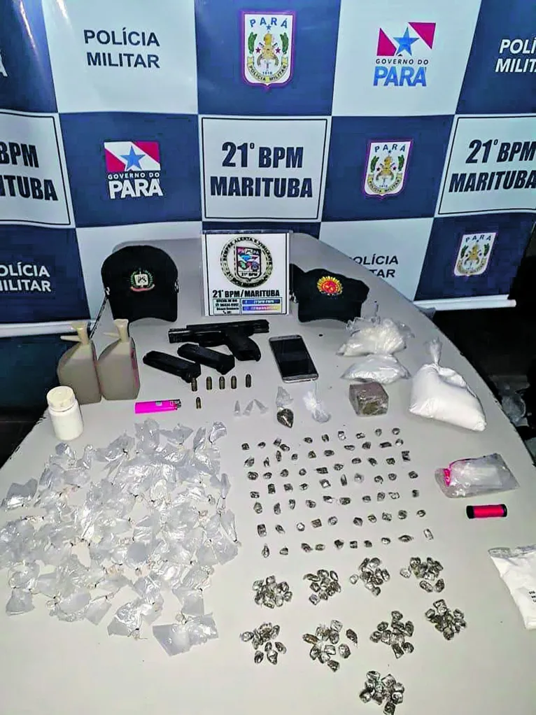 Os PMs dizem que os objetos ilícitos estavam dentro da casa.