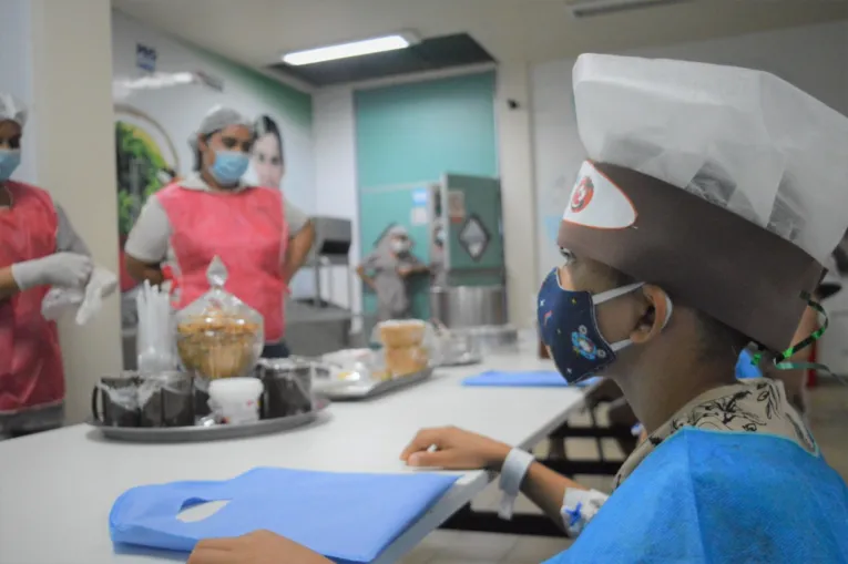 Hospital Metropolitano promove oficinas de culinária para as crianças