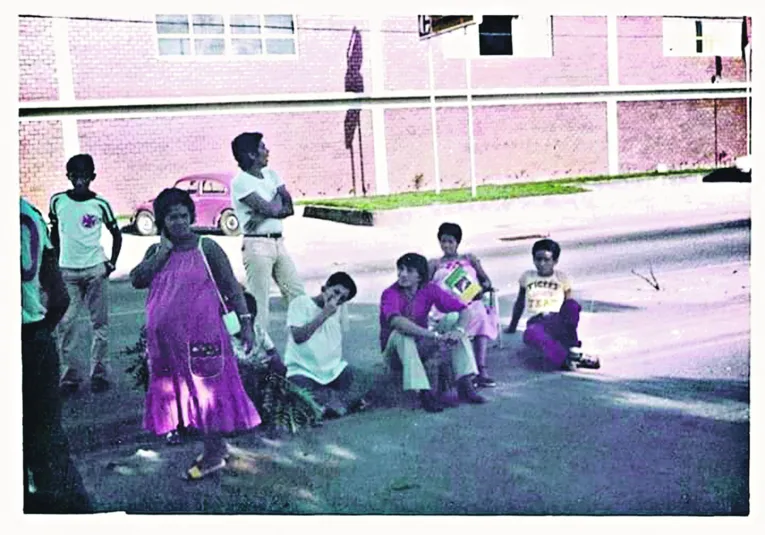 A família de Graça Valente, hoje com 73 anos, foi para a Almirante Barroso esperar a passagem do Papamóvel. A avenida ficou cheia de gente aguardando o papa, relembra.