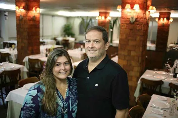 A segunda geração, os irmãos Paula Chaves e Fernando Oliveira Jr., reabrem, hoje, o tradicional restaurante Avenida com 75 anos de sucesso. É um “case” na cidade. Abrirá para almoço de terça a domingo e jantar de quarta a domingo com serviço à la carte