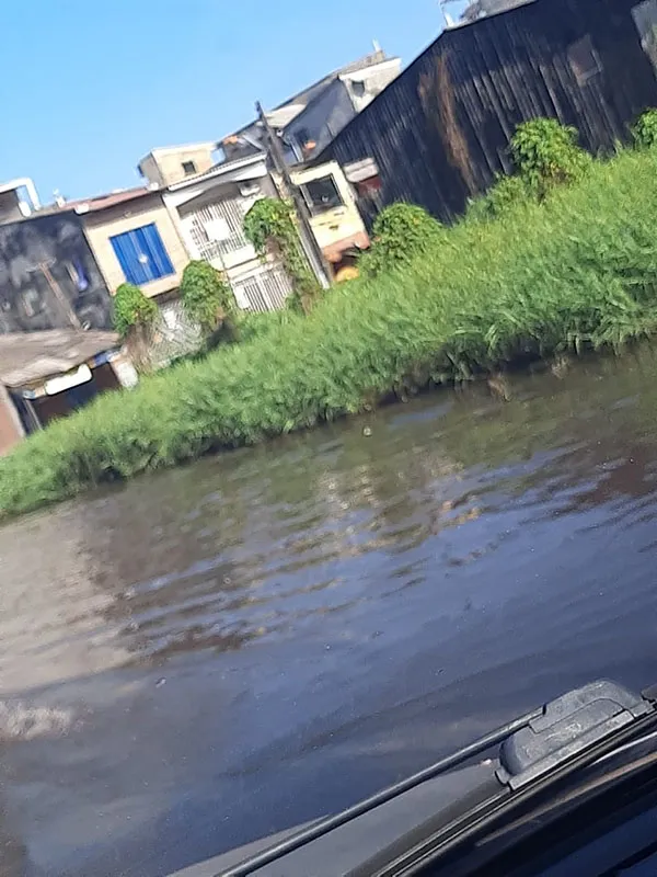 Há quase um mês que a avenida continua alagada, impedindo o tráfego normal de veículos no local. 