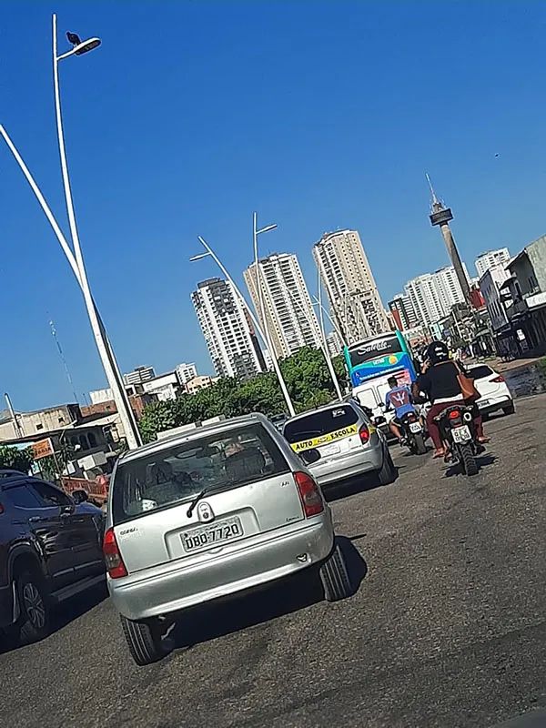 Trânsito congestionado tem sido diário, já que apenas uma parte da avenida está liberada.
