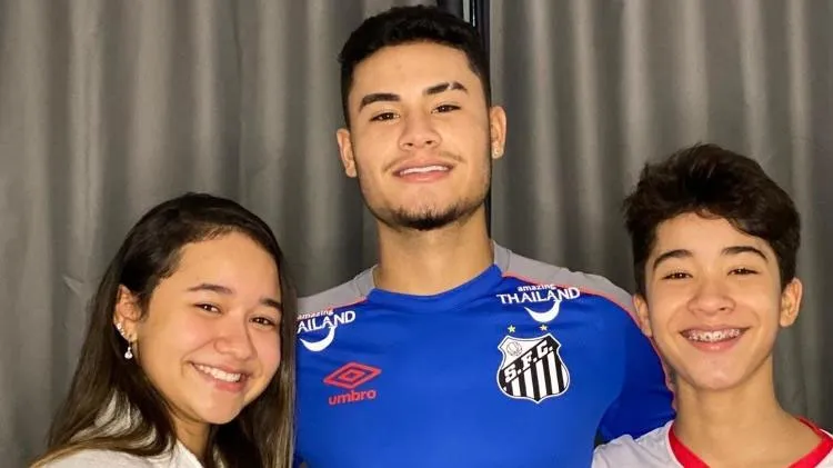 Kevin ao lado dos irmãos