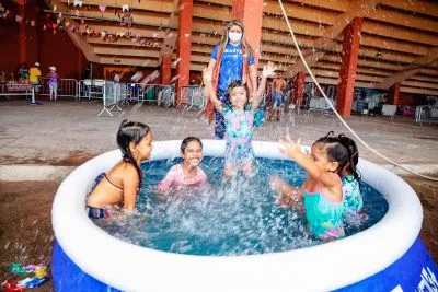 Famílias acolhidas no Mangueirinho recebem programação de verão