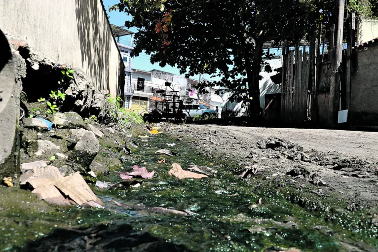 Vizinhos da Passagem da Máquina no bairro do Jurunas dizem que falta tudo, de calçadas até a coleta regular de lixo. Por isso, eles decidiram fazer uma reclamação bem-humorada de todos os problemas no local

