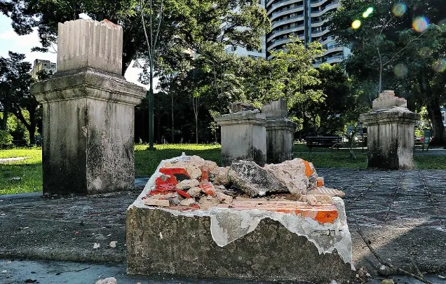 Monumento histórico é destruído na Praça da República