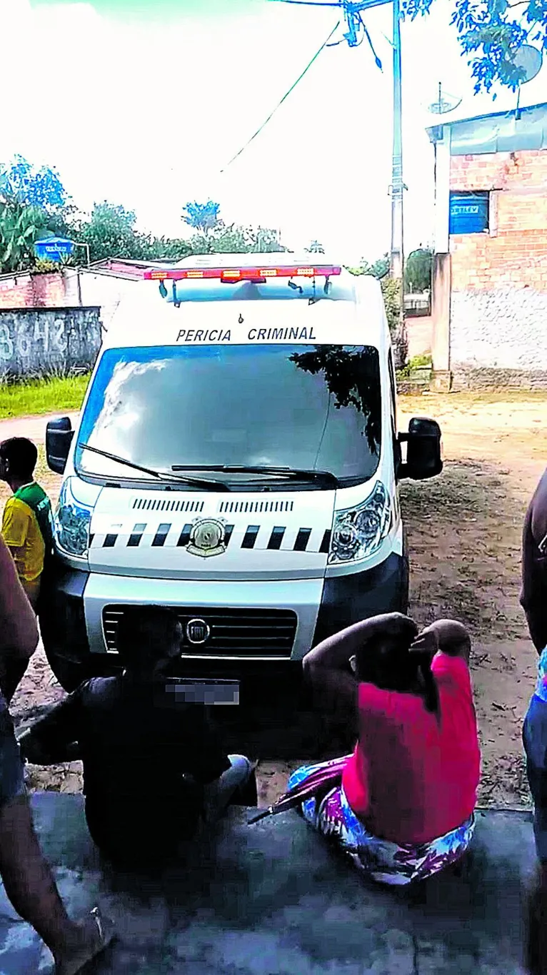O corpo foi encontrado na tarde de ontem, em um quintal, próximo ao campo do Urubu, em Ananindeua. Um dos golpes acertou o pescoço do homem e quase decapitou. Uma televisão teria desaparecido da casa, segundo um familiar da vítima

