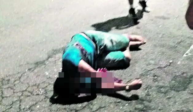 Testemunhas contaram que a vítima estava na rua quando um carro, com homens mascarados, parou perto dela. Ouviram os sons de pelo menos oito disparos e depois o carro fugindo em alta velocidade. Até o fechamento dessa edição, os assassinos estavam foragidos
