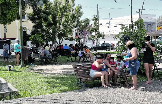 Pessoas levaram cadeiras para consumir tapioca na praça

