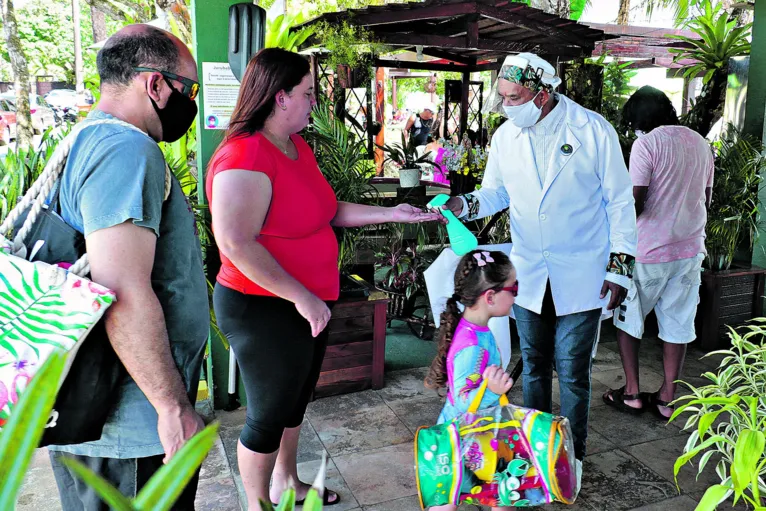 Com o sol convidativo, as praias da Bucólica receberam um bom público. Já os restaurantes reforçaram os cuidados para evitar a propagação do novo coronavírus.