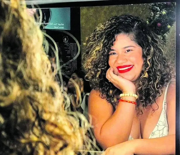 Com cuidado, Nara retorna com as atividades no seu salão.