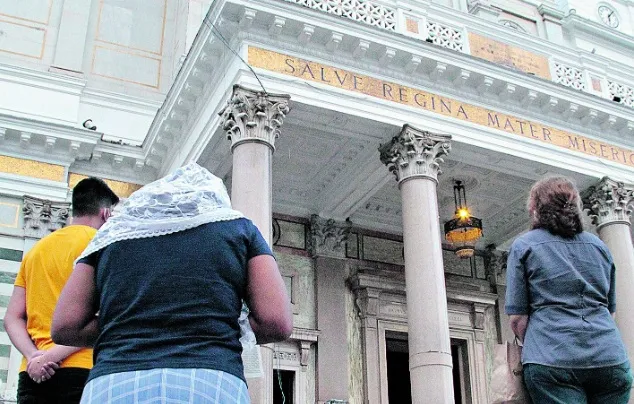 Na frente da Basílica Santuário, fiéis pediam de joelhos o fim da pandemia 