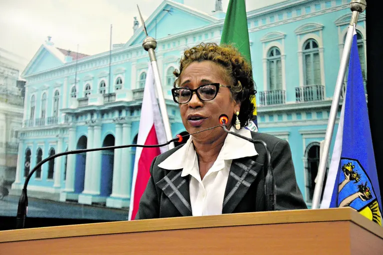 Nazaré Lima protocolou representação contra o prefeito no Ministério Público por gastar recursos para comprar milhões de luvas e toucas

