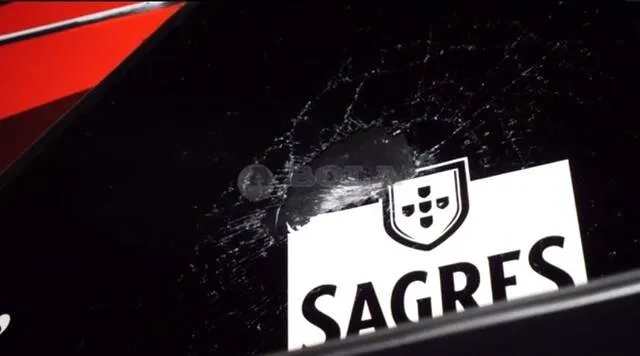 Vidro do ônibus do Benfica quebrado após o apedrejamento
