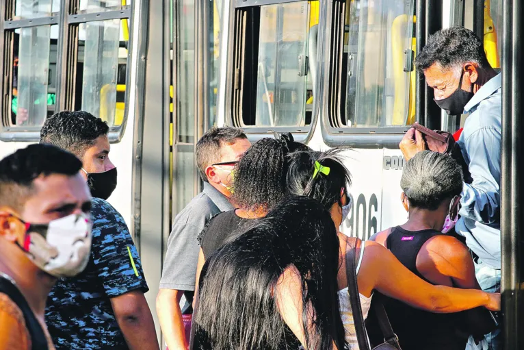 Na tarde de ontem, o DIÁRIO flagrou várias situações onde passageiros e motoristas ignoravam as medidas de proteção contra o coronavírus, além da falta de fiscalização do transporte coletivo na capital

