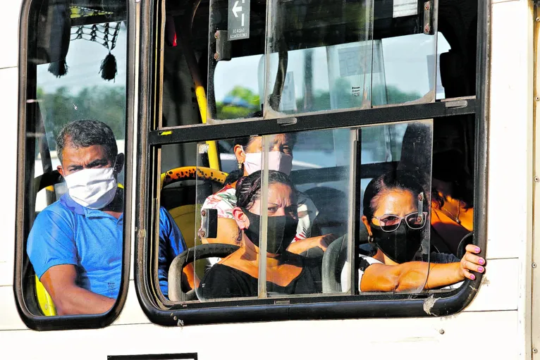 Nos ônibus de Belém, sobram aglomerações e faltam máscaras