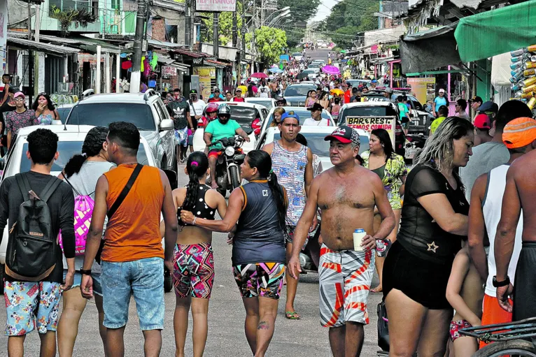 Outeiro ferveu no domingo, com praias e ruas lotadas. Máscara virou raridade. 