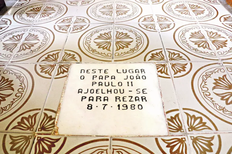 Ponto exato onde São João Paulo se ajoelhou para rezar na capela da então colônia de hansenianos
em Marituba. 