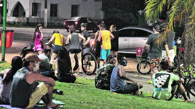 Na Praça Brasil, parecia um dia comum, com muitas crianças brincando e praticantes de esportes sem cumprir distanciamento social, e sem fiscalização da Prefeitura