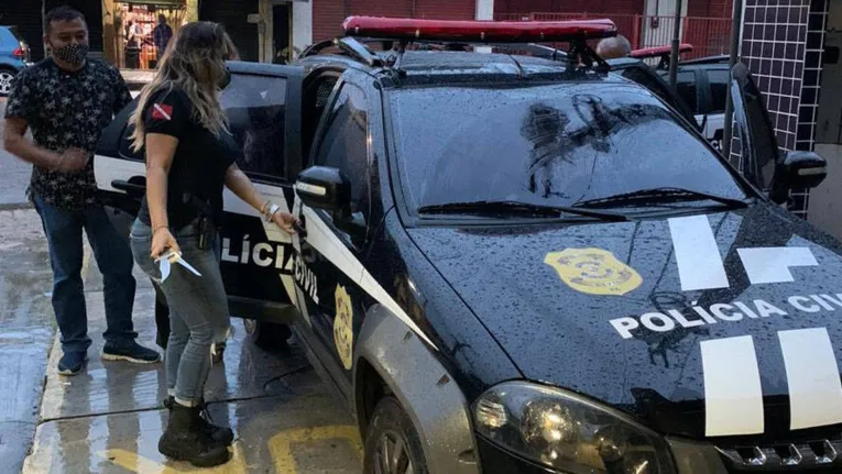 Equipes da Polícia Civil localizaram o acusado e o prenderam.