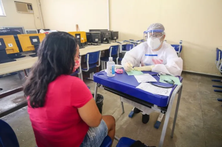 Atendidos pela Poli Itinerante recebem kits de higiene bucal para prevenção contra a Covid-19