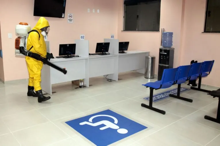 Profissionais de uma empresa terceirizadas realizaram a sanitização e dedetização de todos os espaços da unidade