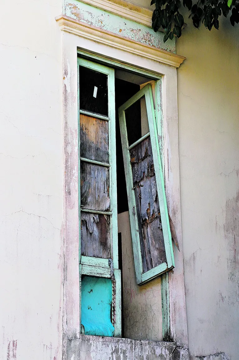 anelas da antiga usina estão quebradas, com a estrutura deteriorada 
