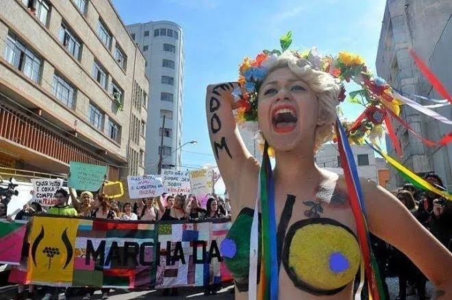 Sara Winter durante protestos contra o mesmo sistema que agora apoia.