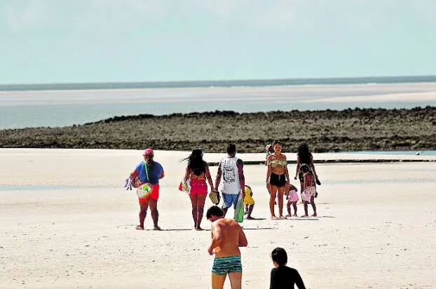 Praias só estão abertas aos moradores que precisam comprovar, na barreira na entrada da cidade, que têm residência na cidade. Turistas permanecem proibidos