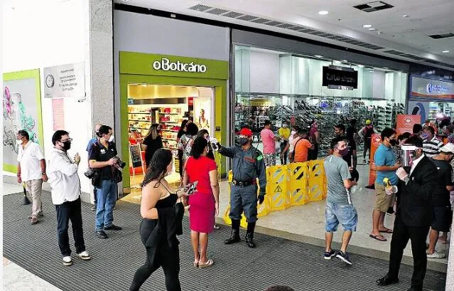 Filas do lado de fora no Pátio Belém foto: