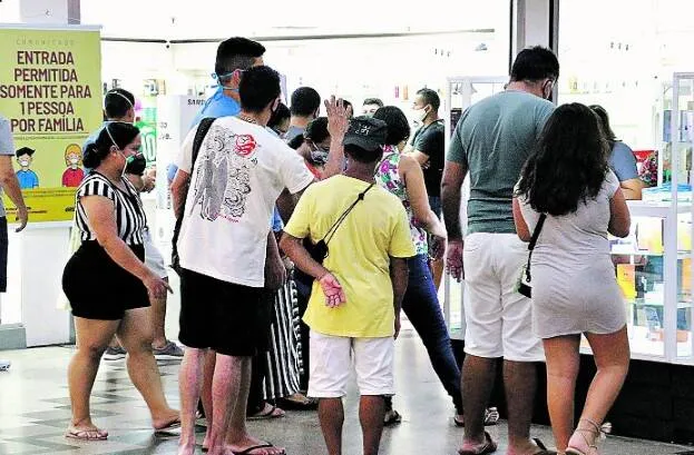 Nos estabelecimentos, mais filas do lado de fora foto