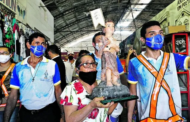 Moradores assistiram missa na igreja com capacidade reduzida e a imagem percorreu as ruas em carro aberto. Uma das únicas tradições mantidas foi a passagem do santo pelo Mercado Municipal do distrito


