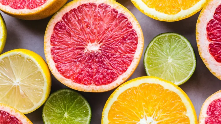 Torrar no sol? Nem pensar! É possível se manter hidratado e com a saúde em dia adotando uma dessas quatro receitas de sucos fáceis e deliciosos.