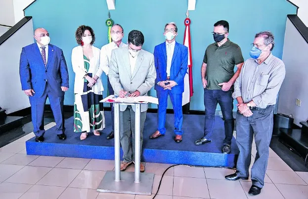 Ontem, o governador Helder Barbalho assinou ordens de serviço para a ação “Asfalto Por Todo o Pará” na capital, que receberá 100 km de asfalto. E os trabalhos já começaram na Terra Firme, Guamá e Icoaraci

