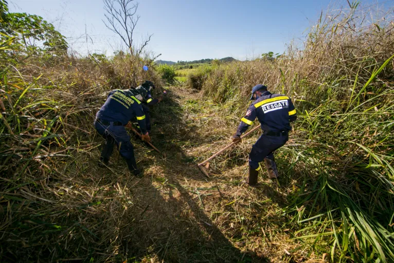 Construção de aceiros, faixas livres de vegetação, é medida preventiva para o combate à propagação de fogo