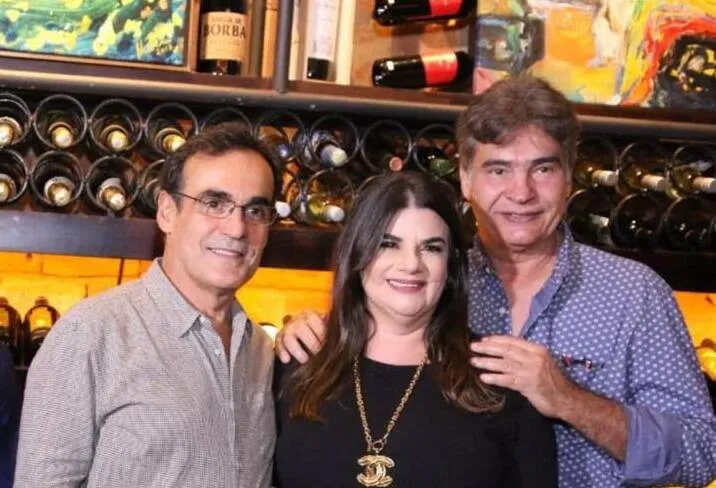 O artista plástico Alberto Nicolau da Costa com o casal Carlos e Ana Paula Teixeira. Aliás, Garrafeira e Adega das Onze, unidas, preparam jantar harmonizado em casa. Os clientes apontam os itens de desejo, e tudo, até flores, será entregue por delivery