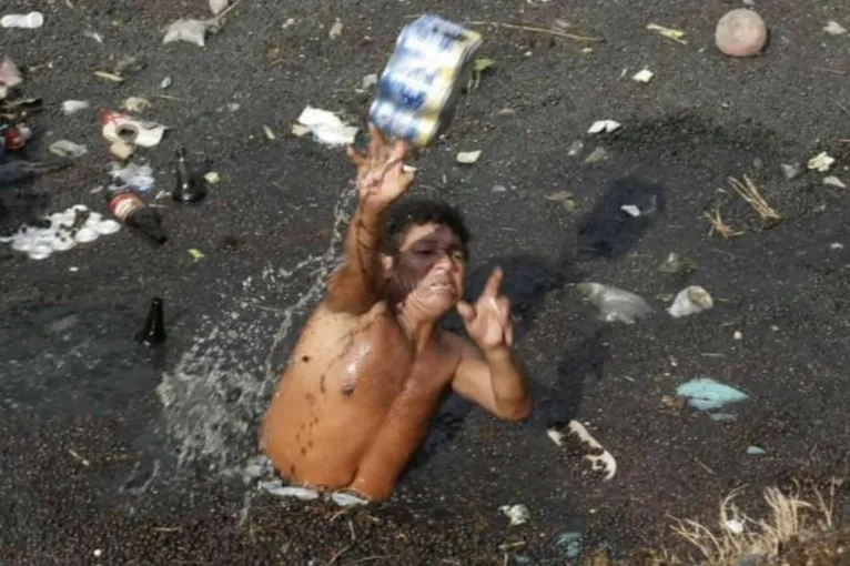 Catando cerveja no canal: veja as montagens que viralizaram na web