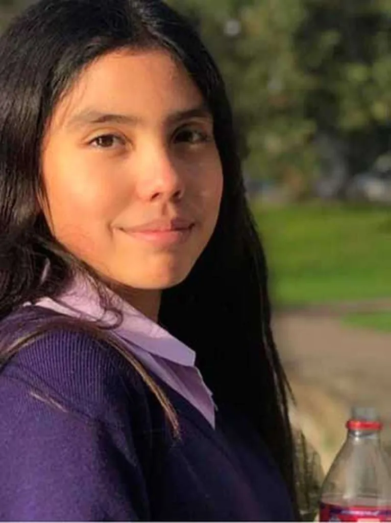 Victoria estava com sua irmã de 15 anos