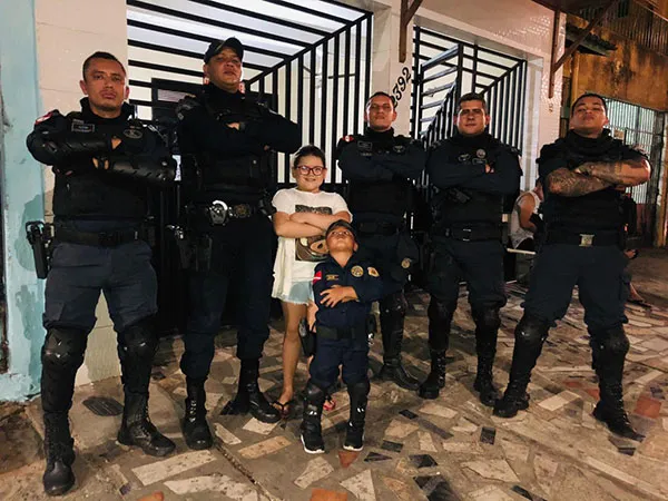 Para que a festa ficasse ainda melhor, os colegas do pai compareceram fardados