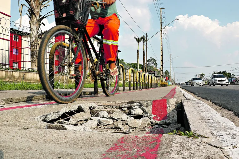 Em parte da avenida, pedestres e ciclistas dividem espaço. Ciclovia tem trechos com buracos