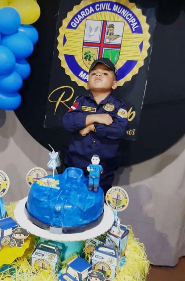 O menino demonstrando toda a sua alegria com a festinha