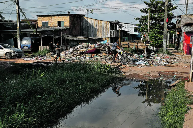 Chuva que caiu na sexta alagou ruas 